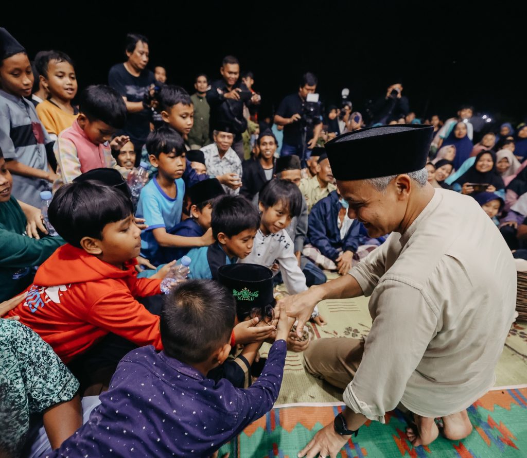 Ganjar Pranowo Berinteraksi dengan Antusiasme Warga di Desa Karangpucung