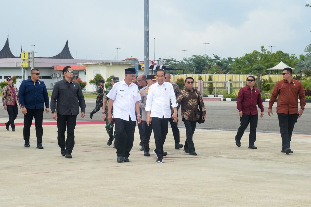 Kunjungan Kerja di Sumatera Barat, Jokowi Langsung Inspeksi Fasilitas di Bandara Mentawai