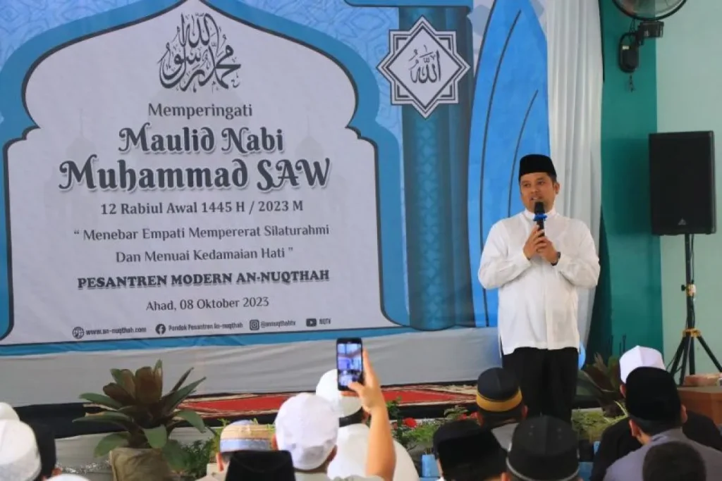 Wali Kota Tangerang Arief R. Wismansyah saat menghadiri Peringatan Maulid Nabi di Pesantren Annuqtoh, Pinang, Kota Tangerang. Arief Ajak Santri Bersemangan kejar Pendidikan Tinggi.
