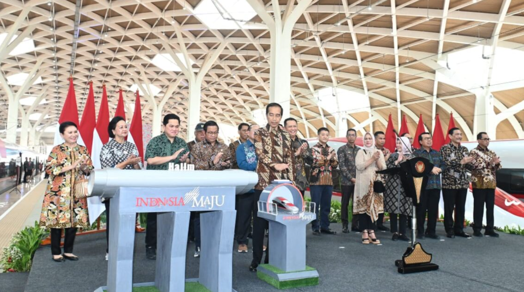 Jokowi resmikan kereta cepat whoosh