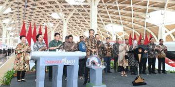 Jokowi resmikan kereta cepat whoosh