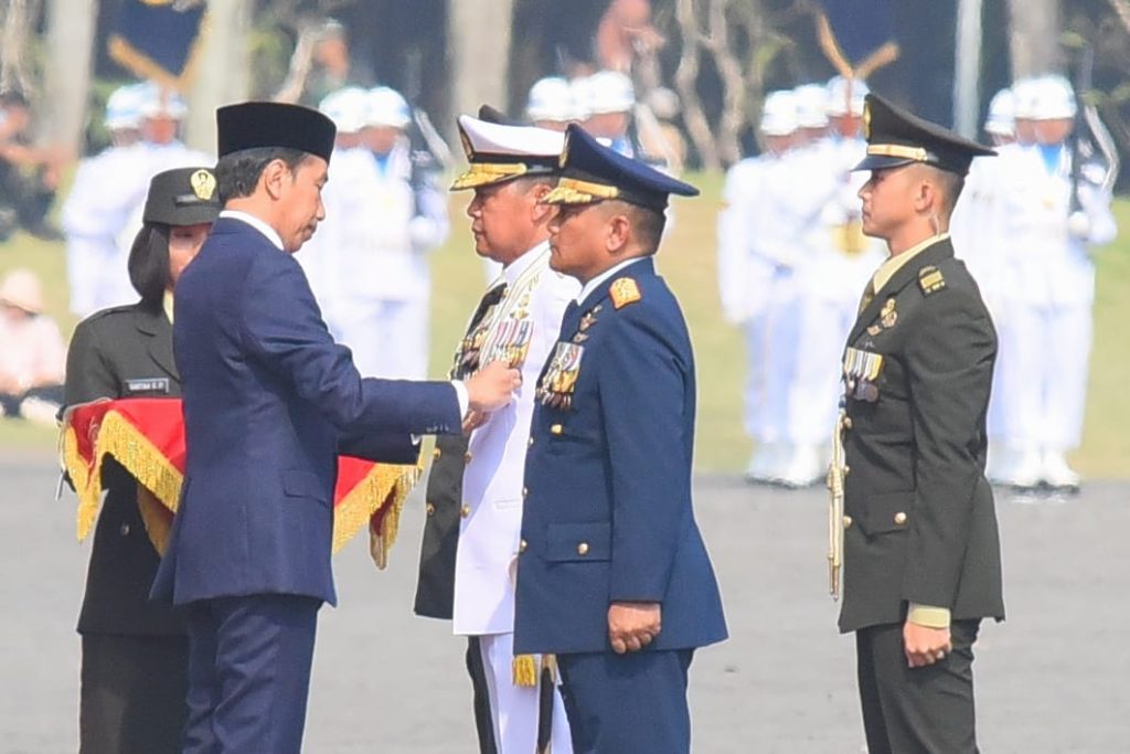 Presiden Jokowi Anugerahkan Tanda Kehormatan Bagi Prajurit TNI (Setkab)