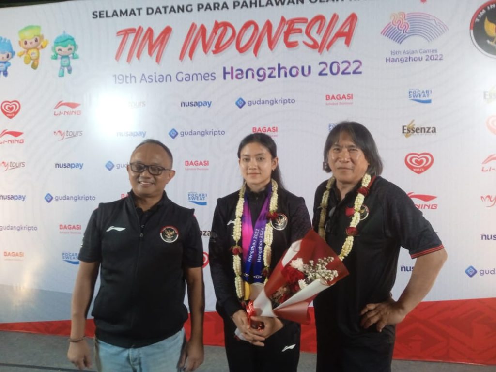 Atlet panjat tebing Indonesia Desak Made Rita Kusuma Dewi saat tiba di Bandara Soekarno-Hatta, Tangerang, pada Minggu malam, (8/10/2023)