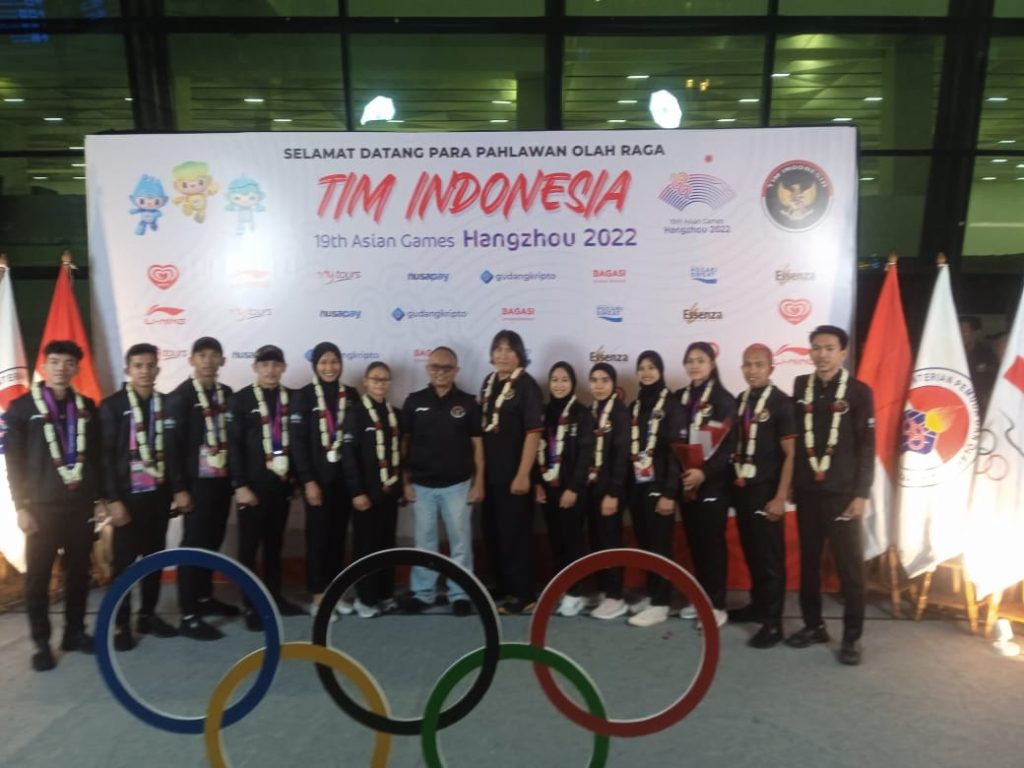 Kontingen atlet panjat tebing Indonesia saat tiba di Indonesia melalui Bandara Soekarno-Hatta, Minggu malam, (8/10/2023)
