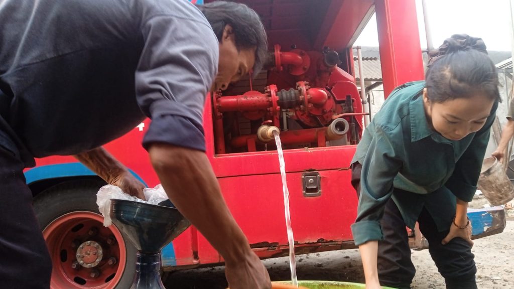 Penyaluran air bersih yang dilakukan BPBD Kota Tangsel di Kecamatan Setu.