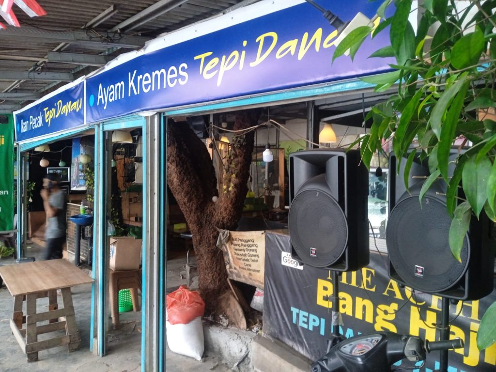 Kondisi warung dilengkapi pengeras suara di Setu Muara 7 Kota Tangsel. (RD/Suaranusantara)