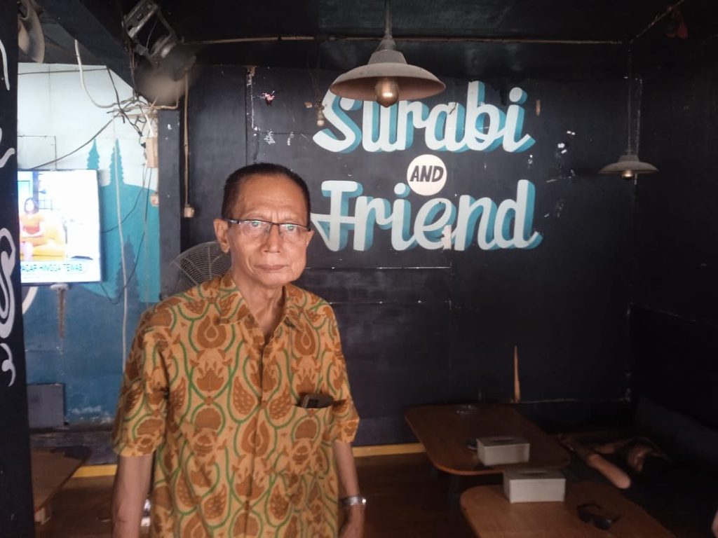 Ketua Paguyuban Tepi Danau, Almansyur, ditemui di salah satu warung di Setu Muara 7. (RD/Suaranusantara)