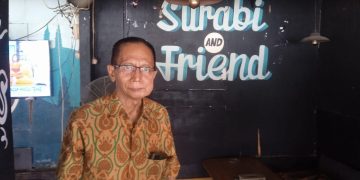 Ketua Paguyuban Tepi Danau, Almansyur, ditemui di salah satu warung di Setu Muara 7. (RD/Suaranusantara)