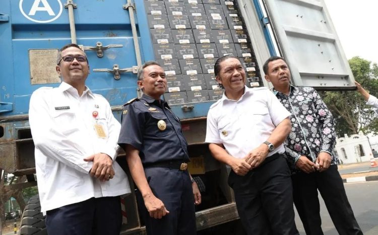 Ekspor perdana briket arang batok kelapa produk IKM di Banten.(Def)