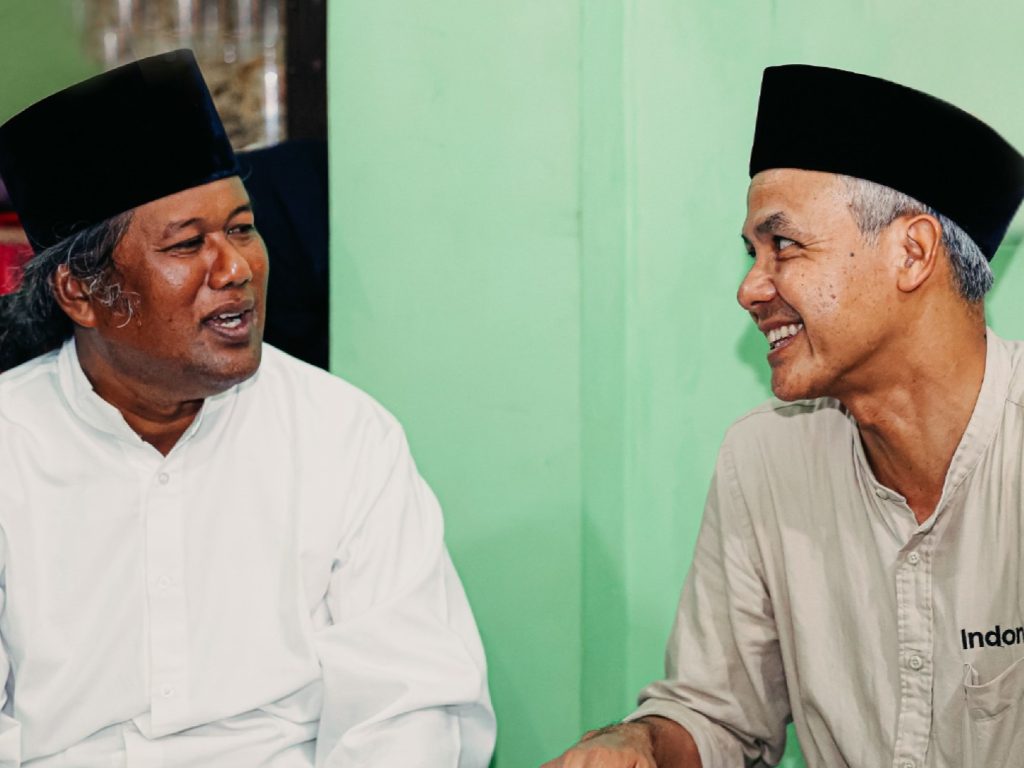 Gus Muwafiq berdiskusi dengan Ganjar Pranowo