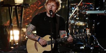 Ed Sheeran saat tampil di sebuah konser..