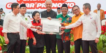 Ganjar Pranowo dan Mahfud MD Daftarkan Diri ke KPU