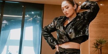 Siti Badriah berpose