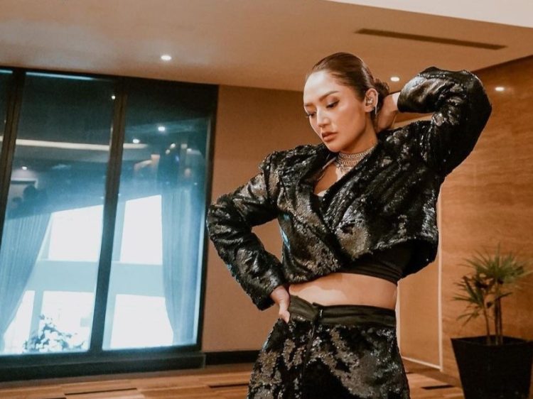 Siti Badriah berpose