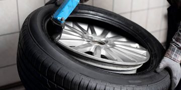 Ilustrasi merawat Ban Mobil