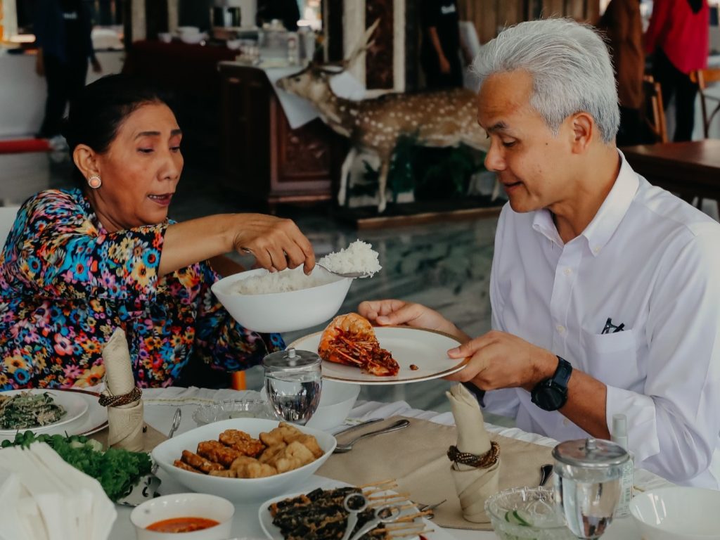 Ganjar temui Susi Pudjiastuti di Pangandaran, Selasa 7 November 2023. (twitter Ganjar)