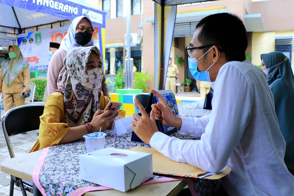 Salah satu warga Kota Tangrang memanfaatkan bursa kerja yang digelar Pemerintah Kota. (Humas Pemkot)