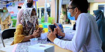 Salah satu warga Kota Tangrang memanfaatkan bursa kerja yang digelar Pemerintah Kota. (Humas Pemkot)