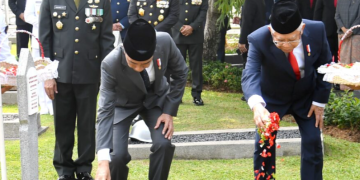 Presiden Joko Widodo bertindak sebagai inspektur upacara memimpin ziarah nasional dalam rangka peringatan Hari Pahlawan tahun 2023 di Taman Makam Pahlawan (TMP) Nasional Utama Kalibata, Jakarta, pada Jumat, 10 November 2023. Foto: BPMI Setpres/Rusman