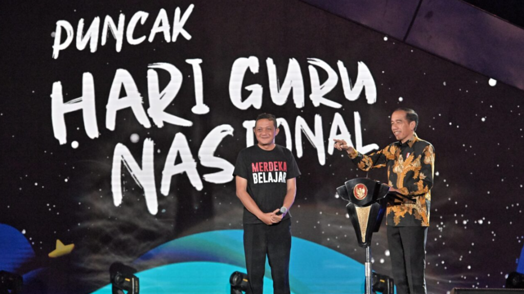 Presiden Joko Widodo berdialog dengan Kuswanto yang merupakan seorang Guru Penggerak dari Kabupaten Sigi, Provinsi Sulawesi Tengah, saat menghadiri acara puncak peringatan Hari Guru Nasional (HGN) Tahun 2023 yang digelar di Indonesia Arena, Jakarta, pada Sabtu, 25 November 2023. Foto: BPMI Setpres/Vico