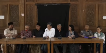 Goenawan Mohamad beserta Gus Mus, Mantan Menag Lukman Hakim, serta sejumlah tokoh lainnya menyatakan kepirihatinan atas kondisi hukum belakangan ini. (tangkapan layar youtube)