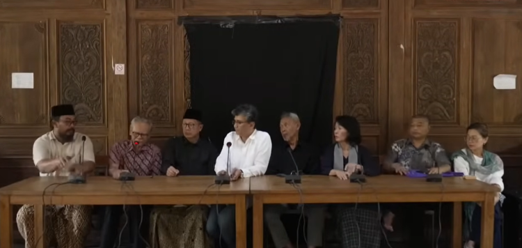 Goenawan Mohamad beserta Gus Mus, Mantan Menag Lukman Hakim, serta sejumlah tokoh lainnya menyatakan kepirihatinan atas kondisi hukum belakangan ini. (tangkapan layar youtube)