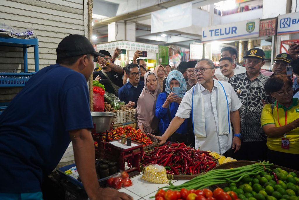 Menteri Perdagangan Zulkifli Hasan meninjau ketersediaan stok dan stabilitas harga barang kebtuhan pokok (bapok) di Pasar Besar, Madiun, Jawa Timur Rabu, 11 Oktober 2023. (Biro Humas Kemendag)