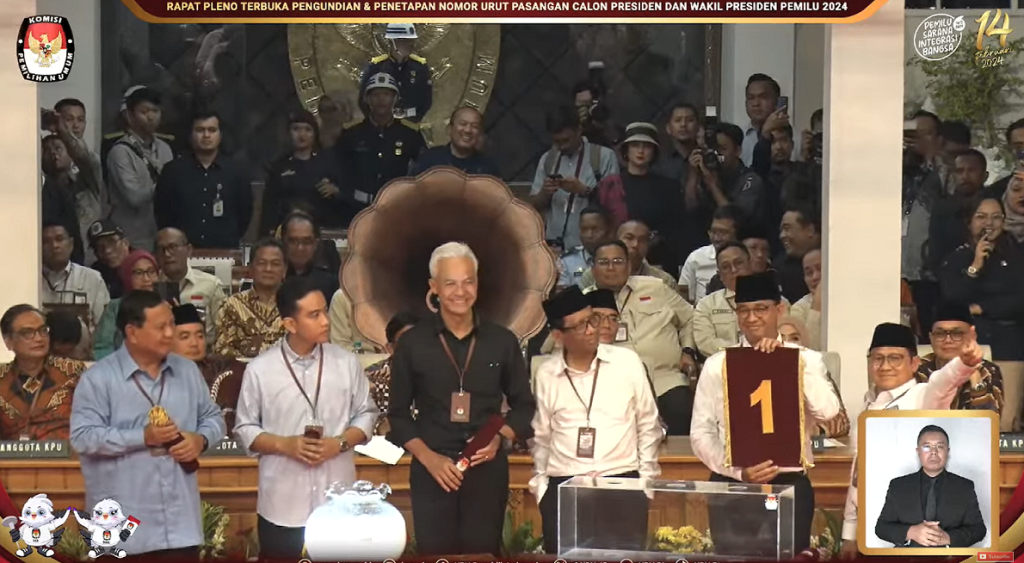 Anies-Cak Imin bersama sejumlah peserta Pilpres menunjukan hasil undi nomor urut di Kantor KPU, Selasa 14 November 2023.