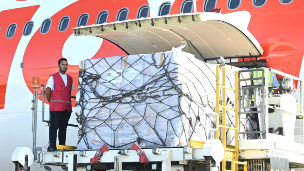 Pesawat Airbus A330 dengan nomor penerbangan JT6001 yang membawa bantuan kemanusiaan dari Indonesia untuk Palestina tiba di Bandara El Arish, Mesir, pada Senin, 6 November 2023, sekitar pukul 13.30 waktu setempat atau 18.30 WIB. Foto: BPMI Setpres/Kris