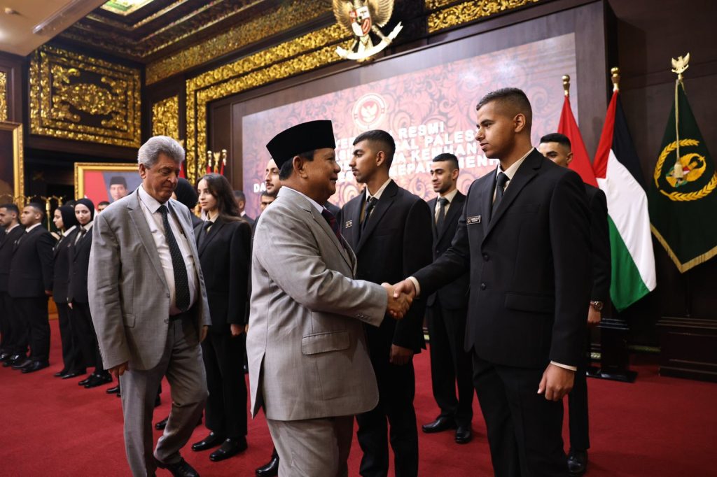 Menteri Pertahanan Republik Indonesia Prabowo Subianto resmi menerima kedatangan 22 kadet calon mahasiswa Universitas Pertahanan dari Palestina di Kantor Kementerian Pertahanan.