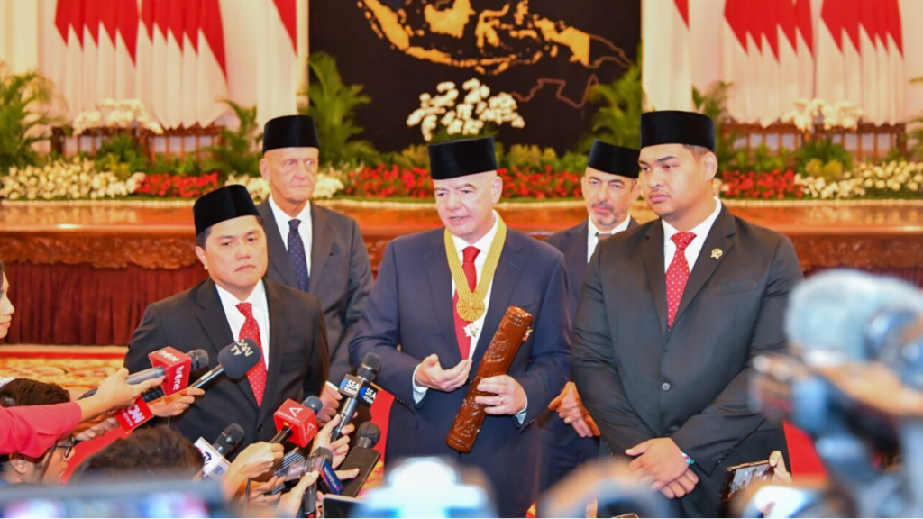 Presiden Federasi Sepak Bola Internasional (FIFA) Giovanni Vincenzo Infantino menyampaikan keterangannya kepada awak media di Istana Negara, Jakarta, pada Jumat, 10 November 2023. Foto: BPMI Setpres/Vico