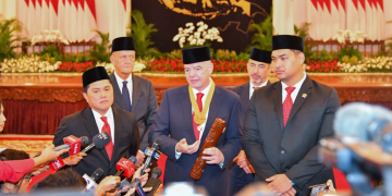 Presiden Federasi Sepak Bola Internasional (FIFA) Giovanni Vincenzo Infantino menyampaikan keterangannya kepada awak media di Istana Negara, Jakarta, pada Jumat, 10 November 2023. Foto: BPMI Setpres/Vico