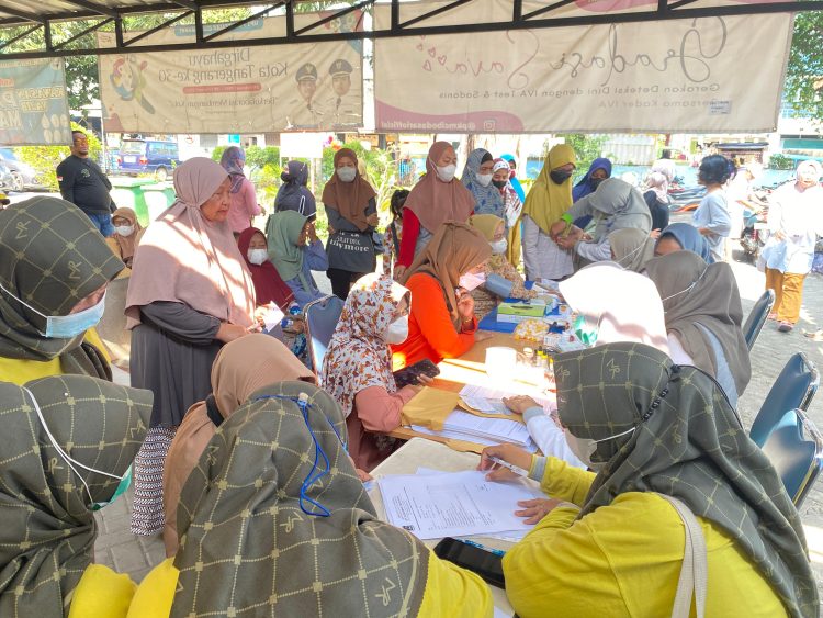 Sejumlah warga memanfaatkan pemeriksaan gratis yang diselenggarakan dalam peringatan Hari Kesehatan Nasional (HKN),
