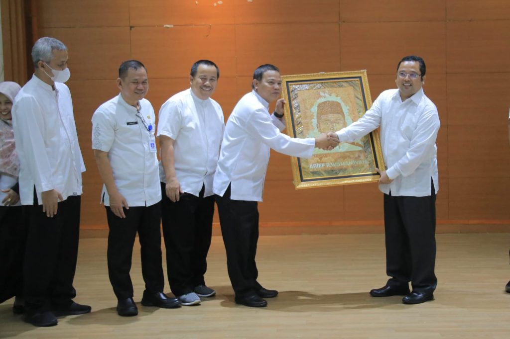 Kepala Dinas Pendidikan Kota Tangerang Jamaluddin bersama jajaran menyerahkan lukisan karikatur kepada Walikota Tangerang Arief R Wismansyah