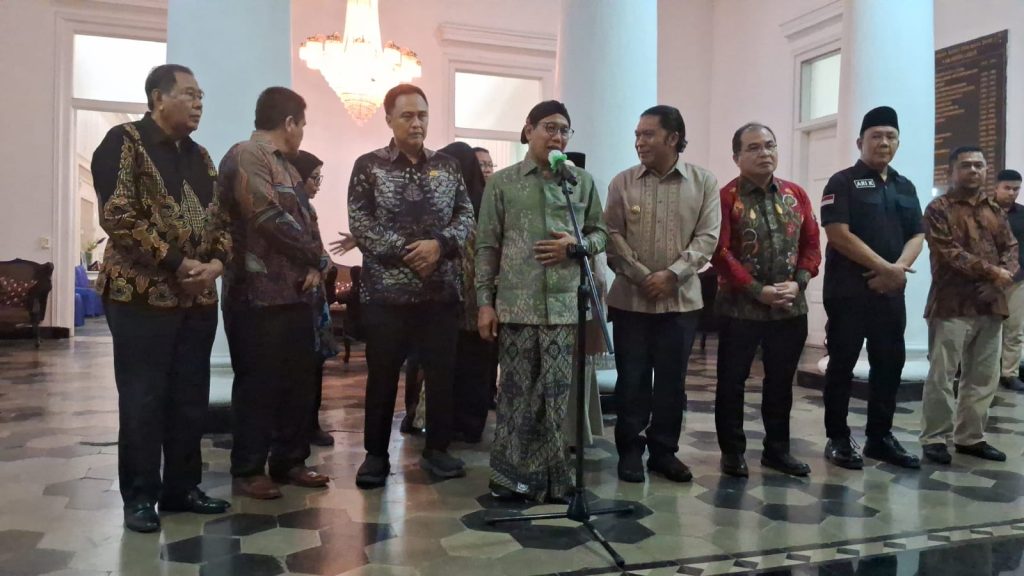 Mendes PDTT, Abdul Halim Iskandar beri keterangan kepada wartawan.(SuaraNusantara.com/Def)