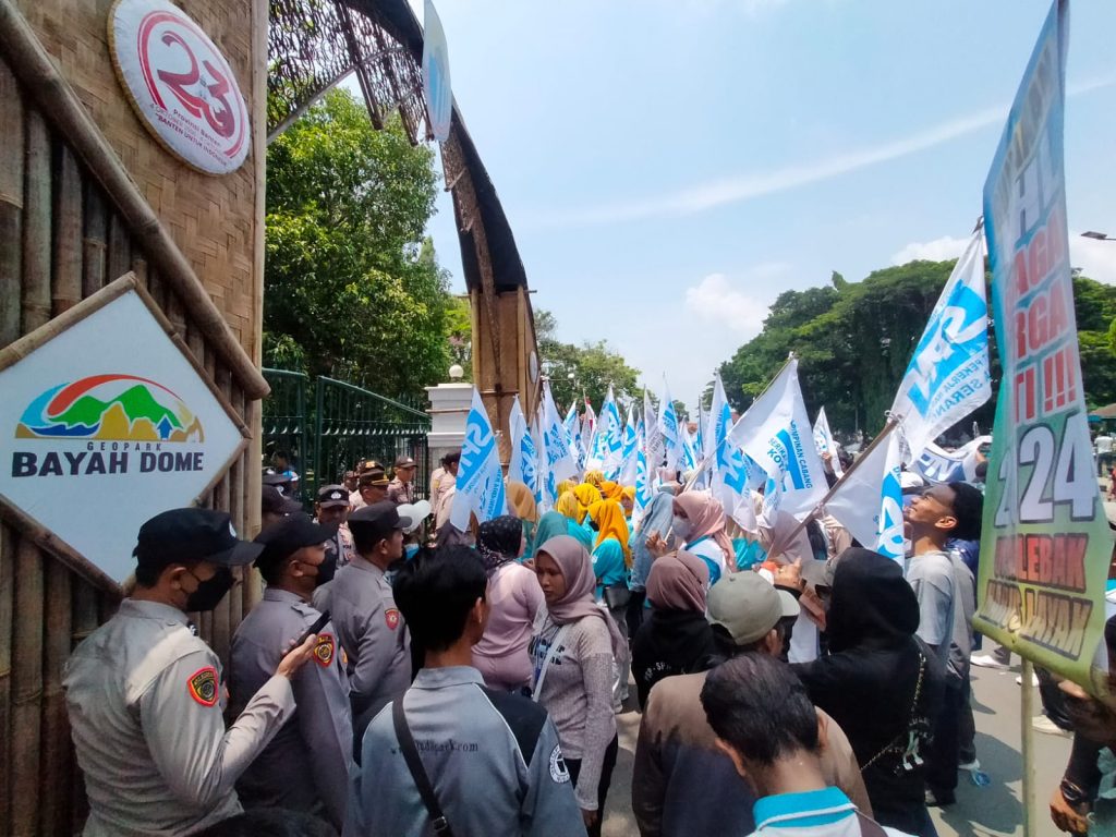 Buruh di Lebak tuntut kenaikan UMK 2024 sebesar 28 persen.(SuaraNusantara.com/Def)