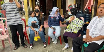 Komnas PA saat menyambangi balita yang diduga mengalami penganiayaan oleh ibu tiri. (Suaranusantara)