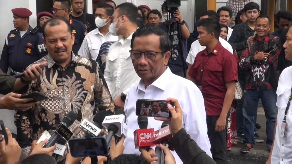 Foto Cawapres, Mahfud MD saat menghadiri Deklarasi Kampanye Damai Pemilu 2024 di Kantor KPU RI, pada Senin (27/11/2023)