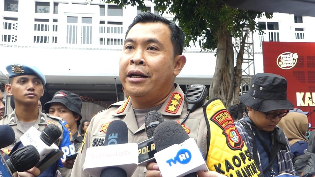 Kapolres Metro Jakarta Pusat, Kombes Pol Susatyo Purnomo Condro saat diwawancarai di kantor KPU RI, pada Senin (27/11/2023). (Ilham/Suaranusantara)