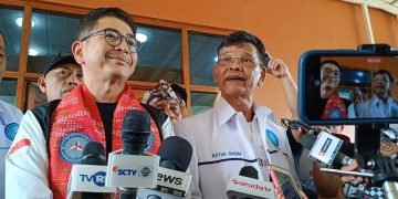 Foto Ketua Umum FKLPDK, Sahat Saragih (sebelah kanan baju putih) saat diwawancarai di Hotel 678, Jakarta Timur (Foto Ilham/Suaranusantara)