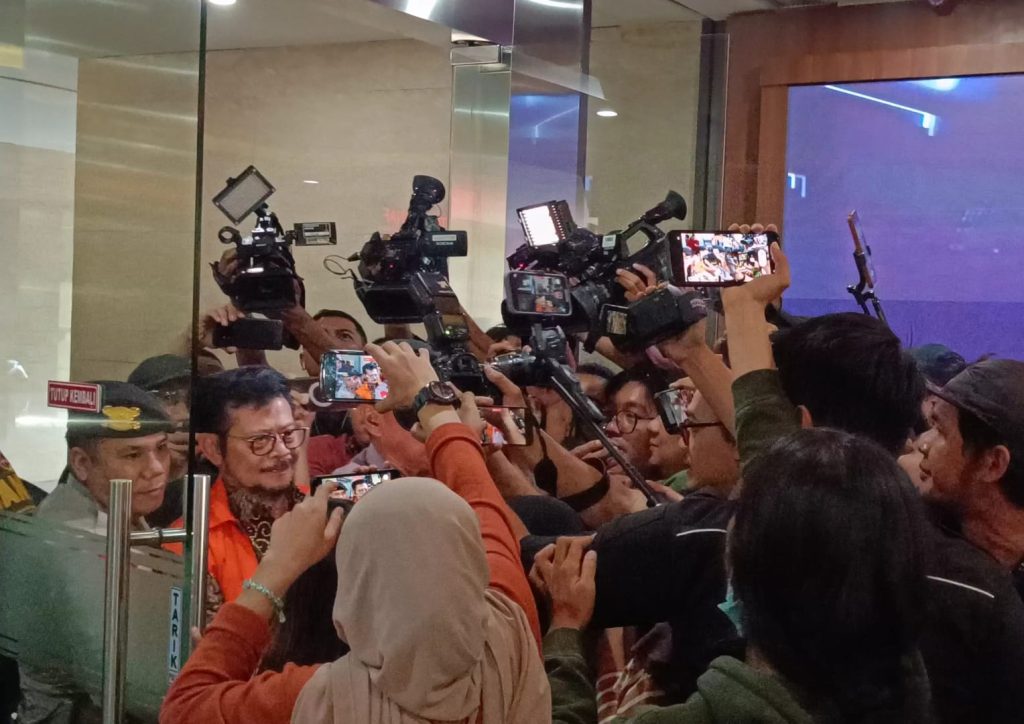 Eks Mentan RI, Syahrul Yasin Limpo (SYL) Tiba Di Gedung Bareskrim Polri untuk menjalani pemeriksaan terkait kasus dugaan pemerasan Ketua KPK RI nonaktif, Firli Bahuri, pada Rabu (29/11/2023). (Foto Ilham/Suaranusantara)
