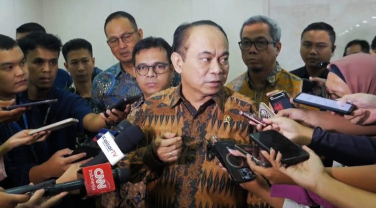 Menkominfo, Budi Arie Setiadi saat diwawancarai di Kompleks Parlemen, Senayan, Jakarta Pusat, pada Rabu (29/11/2023). (Foto Ilham/Suaranusantara)