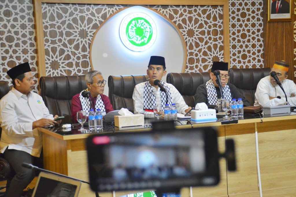 Asrorun Niam saat memberi keterangan soal hukum bekerja di perusahaan pro Israel pada Selasa, (21/11/23) di Jakarta.