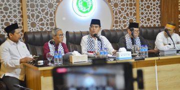 Asrorun Niam saat memberi keterangan soal hukum bekerja di perusahaan pro Israel pada Selasa, (21/11/23) di Jakarta.