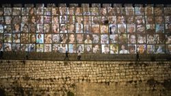 foto-foto Orang-orang yang disandera oleh Hamas terpampang di kota tua yersalem