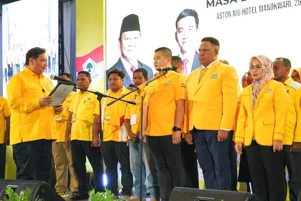Ketua Umum Golkar Airlangga Hartato melantik DPD Golkar Papua Barat, Minggu malam 26 November 2023.