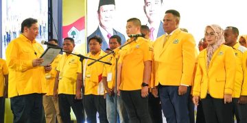 Ketua Umum Golkar Airlangga Hartato melantik DPD Golkar Papua Barat, Minggu malam 26 November 2023.