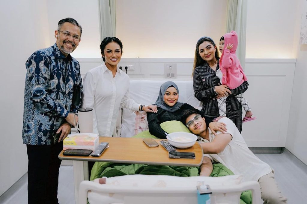 Krisadayanti bersama mantu dan anaknya. (instagram)
