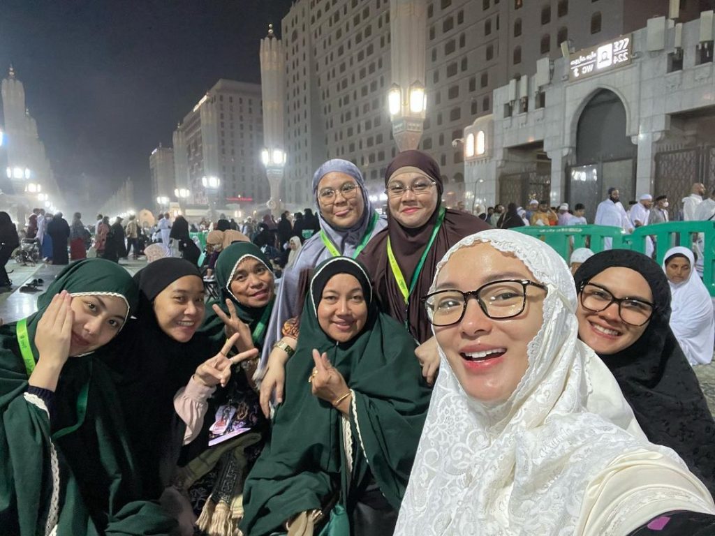 Zaskia Gotik bersama jamah umroh. (instagram)