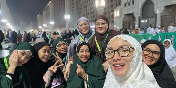 Zaskia Gotik bersama jamah umroh. (instagram)